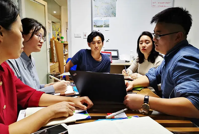 EMACs-123-after-sales-service-standard-800x540-1 This is a picture of EMAC talking to clients in the past.